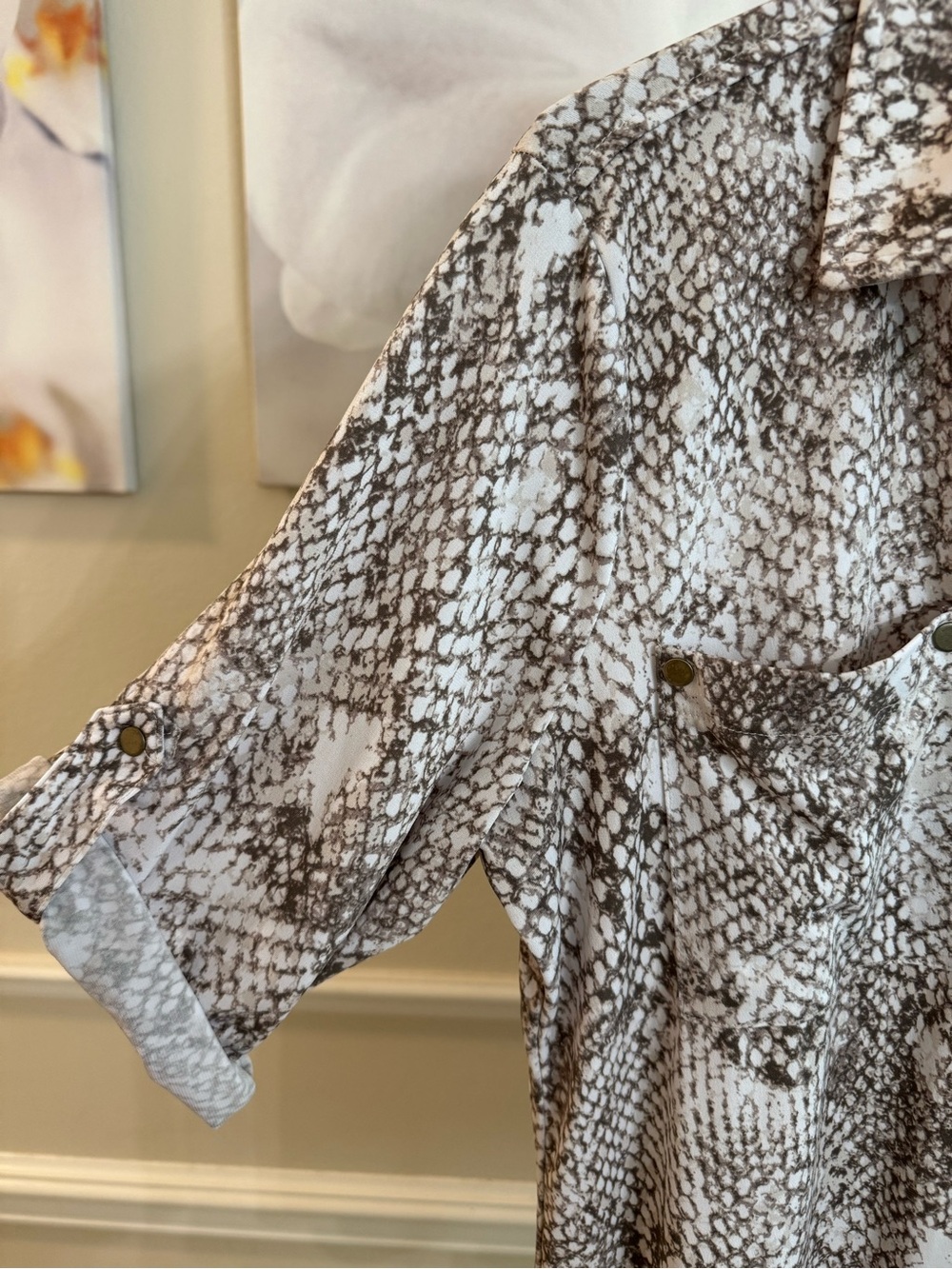 Jones New York Snake-Print V-Neck Blouse! Size Medium. π - Picture 4 of 12